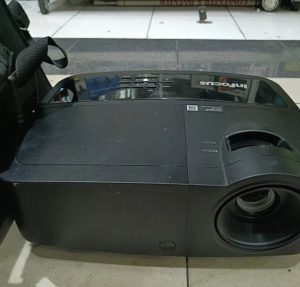 Cahaya Projector IMG_20241031_145449-300x287 Jual InFocus bekas Jual Beli Bekas Proyektor Bekas    